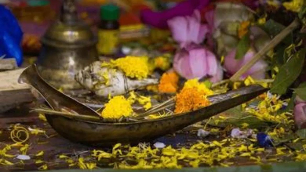 পূজাত ফুল কিয় আগবঢ়োৱা হয় জানেনে? চাওঁ আহক পূজাত ফুলৰ গুৰুত্ব… পূজাত ফুল কিয় আগবঢ়োৱা হয় জানেনে? চাওঁ আহক পূজাত ফুলৰ গুৰুত্ব…