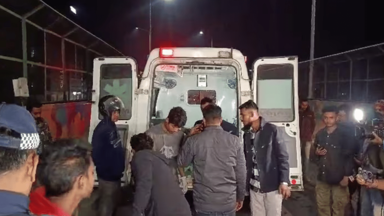 গুৱাহাটীৰ পথ দুৰ্ঘটনাত প্ৰাণ হেৰুৱালে যুৱক-যুৱতীয়ে… গুৱাহাটীৰ পথ দুৰ্ঘটনাত প্ৰাণ হেৰুৱালে যুৱক-যুৱতীয়ে…