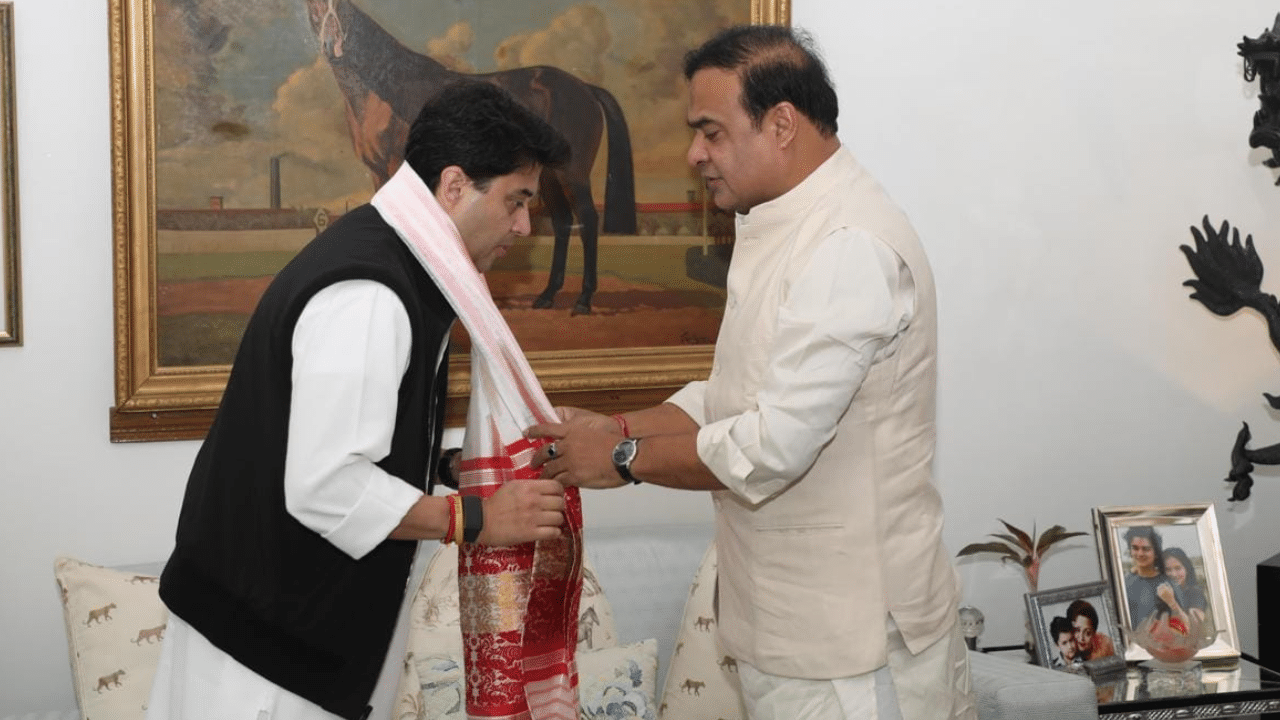 কেন্দ্ৰীয় মন্ত্ৰী জ্যোতিৰাদিত্য সিন্ধিয়াকো সাক্ষাৎ কৰে শৰ্মাই। ২০২৫ চনৰ ফেব্ৰুৱাৰীত গুৱাহাটীত অনুষ্ঠিত হ'বলগীয়া এডভাণ্টেজ আছামৰ দ্বিতীয় সংস্কৰণৰ সন্মিলনত অংশ গ্ৰহণ কৰিবলৈ আমন্ত্ৰণ জনাই শৰ্মাই। এই সময়চোৱাত শৰ্মাই কেন্দ্ৰীয় মন্ত্ৰীগৰাকীৰ সৈতে ৰাজ্যত চলি থকা বিভিন্ন উন্নয়নমূলক প্ৰকল্পৰ বিষয়ে আলোচনা কৰে।