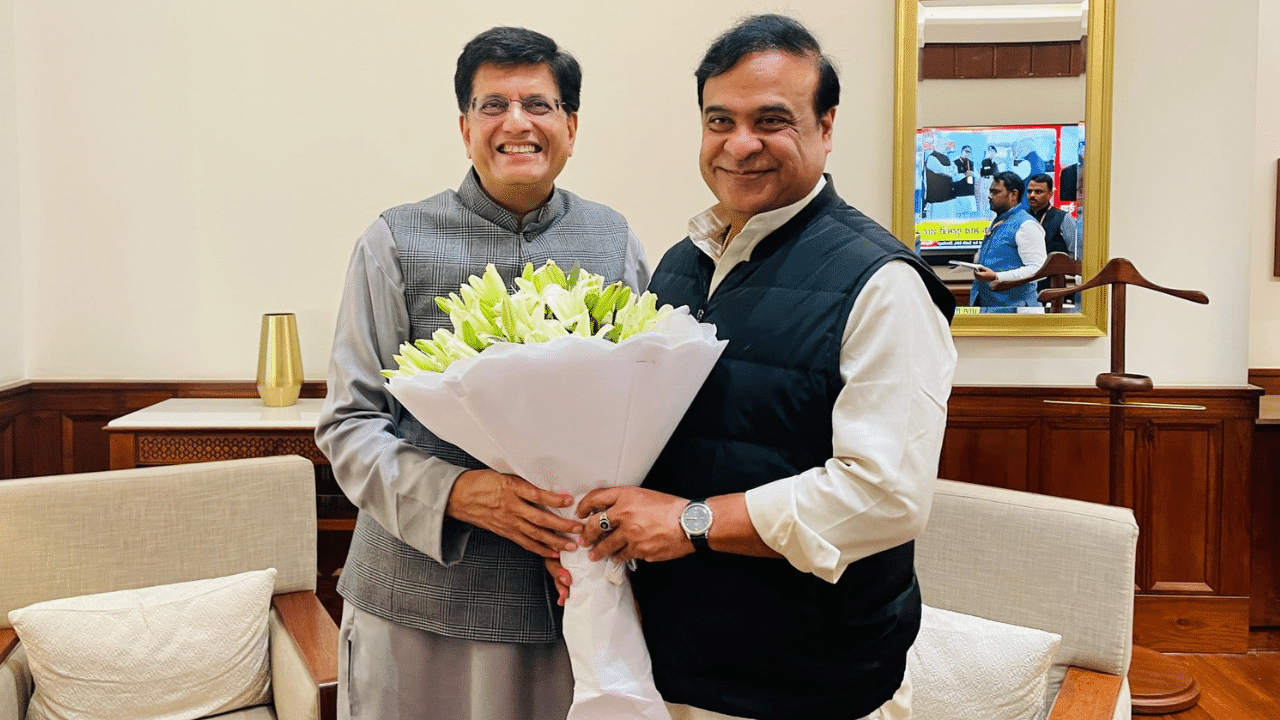 কেন্দ্ৰীয় মন্ত্ৰী পীয়ুষ গোৱেলকো সাক্ষাৎ কৰি মুখ্যমন্ত্ৰী শৰ্মাই। 'এডভাণ্টেজ আছাম'ৰ দ্বিতীয় সংস্কৰণৰ কাৰ্যসূচীত মন্ত্ৰীগৰাকীক অংশ গ্ৰহণ কৰিবলৈ আহ্বান জনায়। এই সময়চোৱাত শৰ্মাই 'এডভাণ্টেজ আছাম'ৰ দ্বিতীয় সংস্কৰণৰ আমাৰ প্রচেষ্টাত অসমৰ বিনিয়োগৰ অপৰিসীম সম্ভাৱনা প্ৰদৰ্শন নিশ্চিত কৰাৰ বাবে মন্ত্ৰীগৰাকীৰ সৈতে আলোচনাত মিলিত হয়।