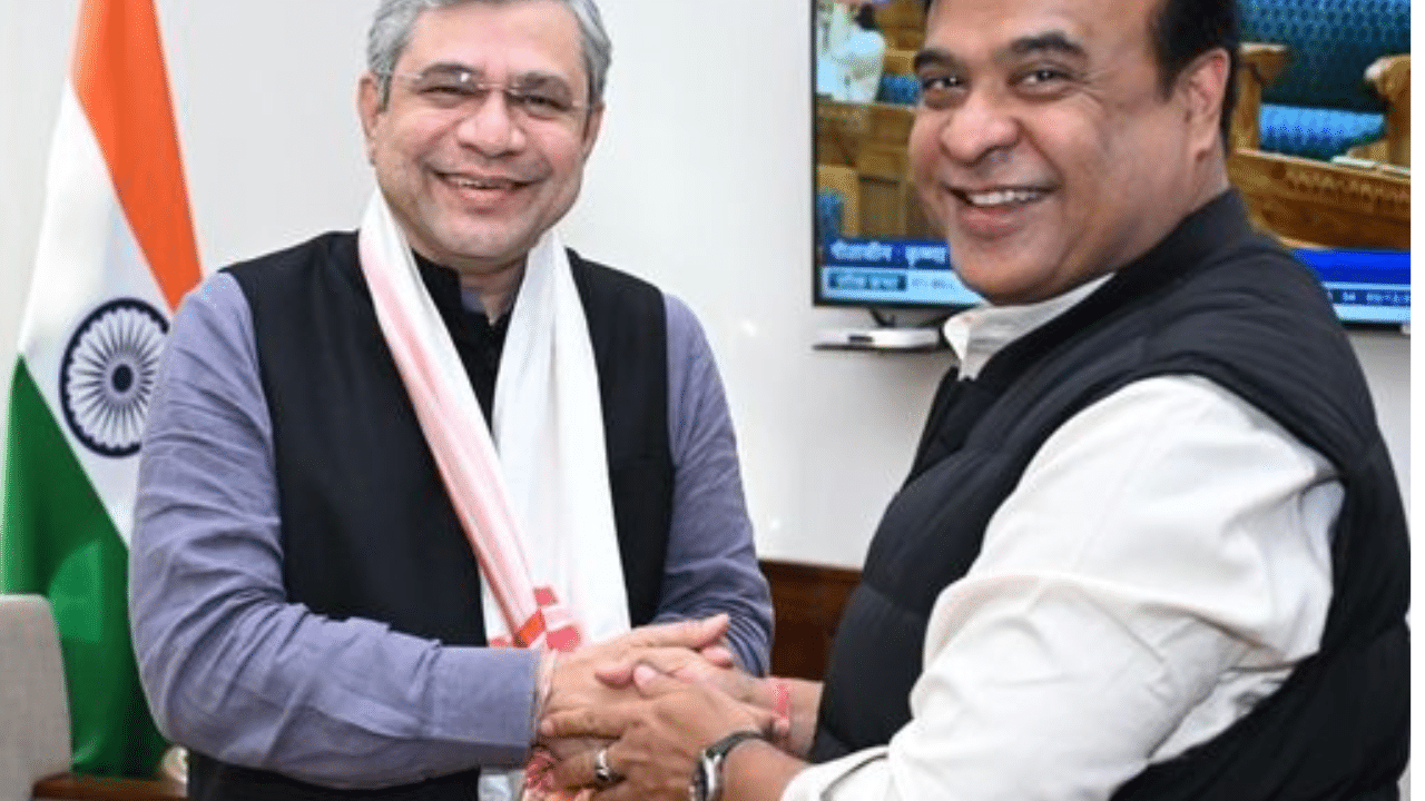 কেন্দ্ৰীয় মন্ত্ৰী অশ্বিনী বৈষ্ণৱকো সাক্ষাৎ কৰি মুখ্যমন্ত্ৰী শৰ্মাই। নতুন দিল্লীত অনুষ্ঠিত বৈঠকৰ সময়ত শৰ্মাই ২০২৫ চনত আয়োজন কৰিবলগীয়া 'এডভাণ্টেজ আছাম'ত অংশগ্ৰহণ কৰিবলৈ মন্ত্ৰীগৰাকীক আমন্ত্ৰণ জনায়।অসমক দেশৰ প্ৰধান বিকশিত ঠাইসমূহৰ সৈতে যোগাযোগ আৰু যাতায়াতত অধিক সুচলতা প্ৰদানৰ অৰ্থে ৰে'ল সংযোগ ব্যৱস্থাৰ সম্প্ৰসাৰণৰ বাবে মন্ত্ৰীগৰাকীক অনুৰোধ জনাই শৰ্মাই।