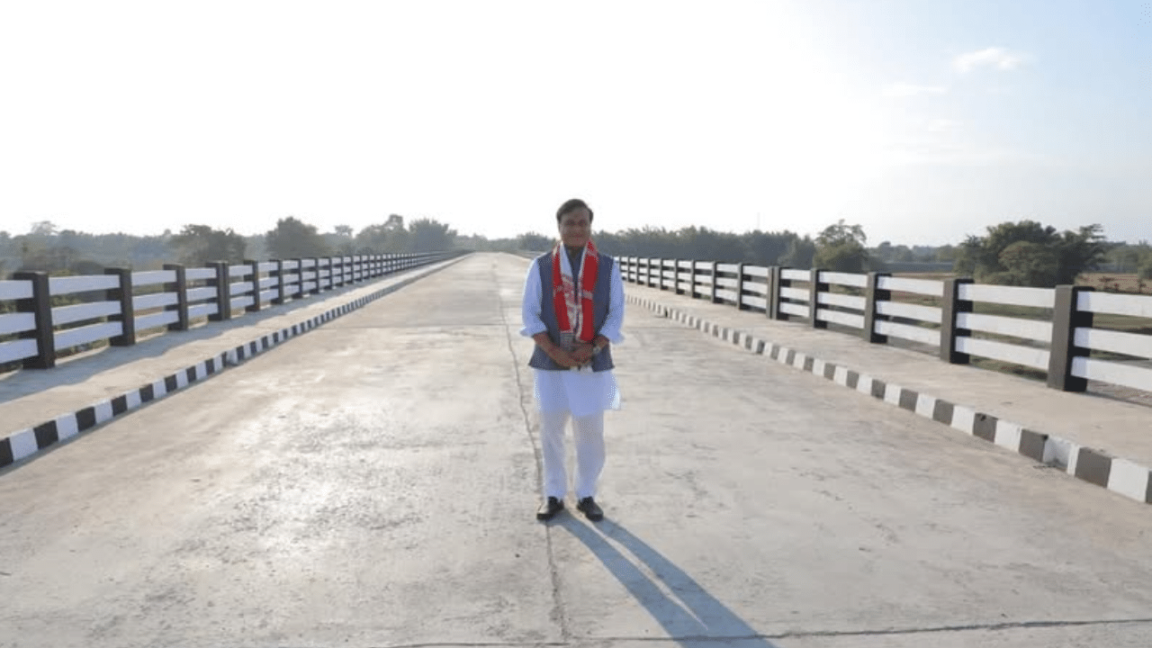 ৰেচন কাৰ্ড বিতৰণ কৰাৰ লগতে শৰ্মাই ইয়াৰ দ্বাৰা জনতাৰ কি লাভ হ'ব সেই সম্পৰ্কে জনায়। শৰ্মাই কয় যে, ৰেচন কাৰ্ডৰ জৰিয়তে বিজেপি চৰকাৰে ৰাইজক প্ৰতিমাহে ৫ কেজি কৈ বিনামূলীয়া চাউল আগবঢ়ায়। কিন্তু এতিয়াৰ পৰা ইয়াৰ অধীনত বিনামূলীয়াকৈ নহ'লেও সুলভ মূল্যত দাইল আৰু চেনি দিয়াৰ ব্যৱস্থা চৰকাৰে কৰিব।