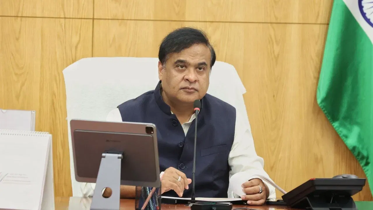 ইয়াৰোপৰি মহাবিদ্যালয়ত নামভৰ্তিৰ ক্ষেত্ৰতে ৰেচন কাৰ্ডৰ সুবিধা লাভ কৰিব। পূৰ্বে শিক্ষানুষ্ঠানত নামভৰ্তি কৰাৰ সময়ত বিনামূলীয়া নামভৰ্তিৰ বাবে উপাৰ্জনৰ প্ৰমাণ পত্ৰৰ প্ৰয়োজন হৈছিল। কিন্তু এতিয়াৰ পৰা ৰেচন কাৰ্ডেৰে সকলো হৈ যাব। অৰ্থাৎ নামভৰ্তিৰ সময়ত ৰেচন কাৰ্ড দেখুৱালে ছাত্ৰ-ছাত্ৰীসকলে বিনামূলীয়া সুবিধা লাভ কৰিব। এই সন্দৰ্ভত কলেজসমূহৰ লগত আলোচনা হৈছে বুলি শৰ্মাই কয়।