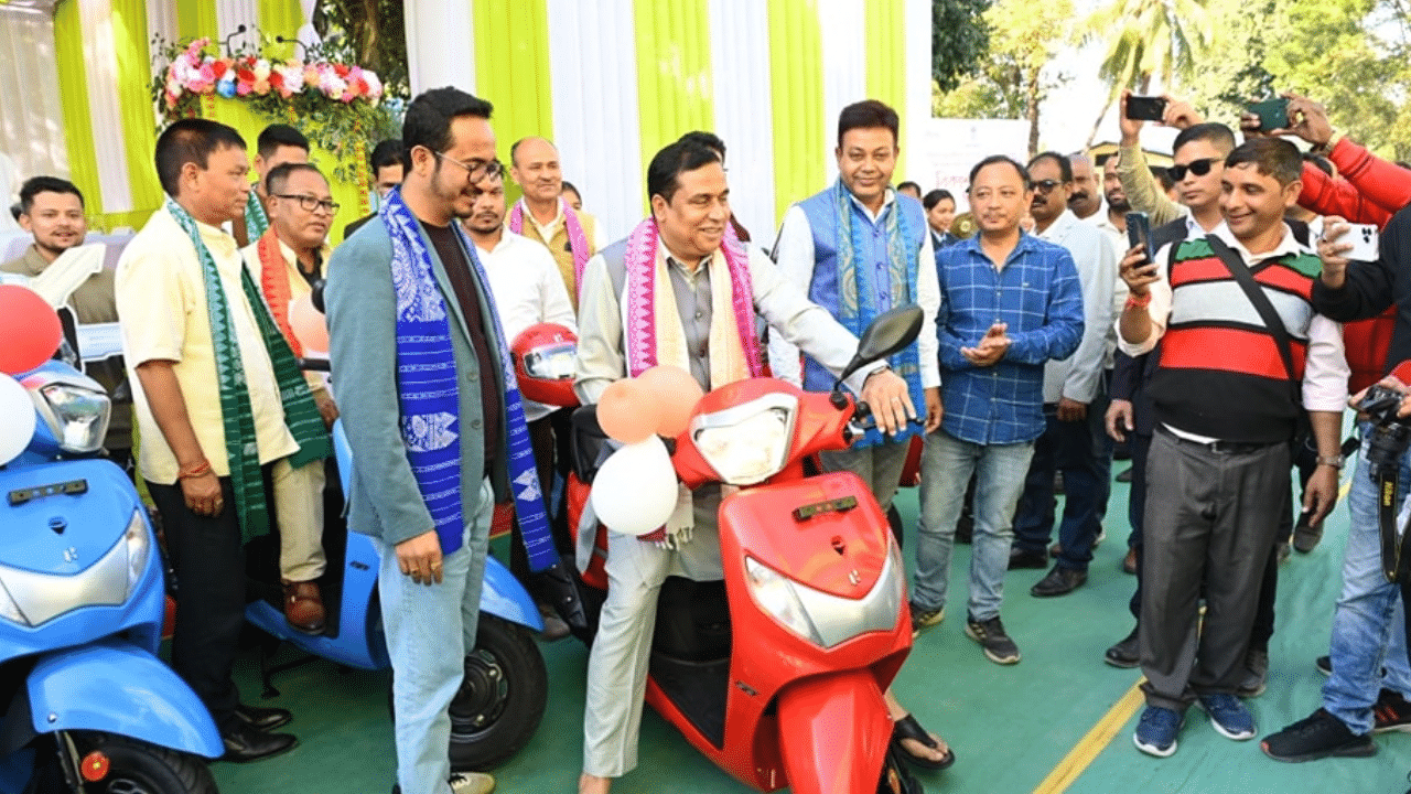 এই কাৰ্যসূচীৰ অংশ স্বৰূপে মন্ত্ৰীগৰাকীয়ে হাইস্কুল শিক্ষান্ত পৰীক্ষাত যোগ্য প্ৰাপ্ত হোৱা ৬৪৮ গৰাকী ছাত্ৰ- ছাত্ৰীৰ মাজত আনন্দৰাম বৰুৱা বঁটাৰ অধীনত নগদ ধন বিতৰণ কৰে। ইয়াৰ লগতে ৮৯৬ গৰাকীক 'প্রজ্ঞান ভাৰতী আঁচনি'ৰ ড° বাণীকান্ত কাকতি মেধা বঁটাৰ অধীনত স্কুটাৰ প্রদান কৰে।