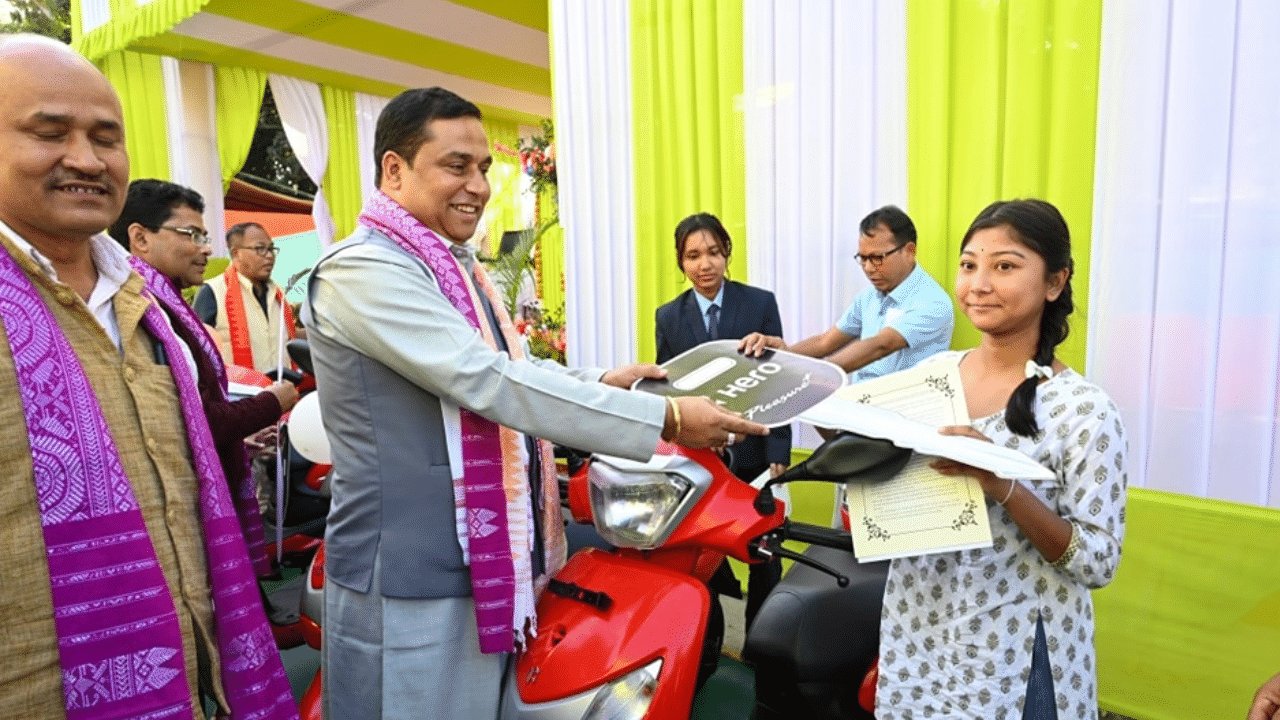 উল্লেখ্য যে, ১১ ডিচেম্বৰ, ২০২৪ ত মুখ্যমন্ত্ৰী হিমন্ত বিশ্ব শৰ্মাই ১২ দিন বিকাশৰ কাৰ্যসূচী শুভাৰম্ভণি কৰিছিল। এই আঁচনিৰ ফলত ৰাজ্যৰ লাখ লাখলোক উপকৃত হৈছে। এই কাৰ্যসূচীৰ প্ৰতি লক্ষ্য ৰাখিয়েই প্ৰতিদিনে ৰাজ্যৰ বিভিন্ন প্ৰান্তত বিকাশৰ কাৰ্যসূচীৰ আয়োজন কৰা হৈছে। এই ১২ খন আঁচনিৰ ভিতৰত ৩ খন আঁচনি ছাত্ৰ ছাত্ৰীৰ বাবে।