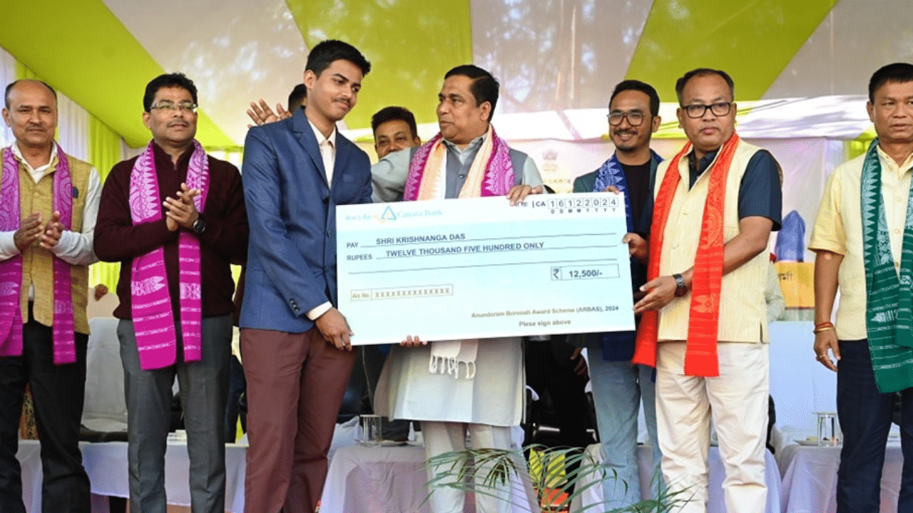 মন কৰিবলগীয়া যে, এইবাৰ বাণীকান্ত মেধা প্ৰদানৰ ক্ষেত্ৰত চৰকাৰে কিছুমান নতুন চৰ্ত বান্ধি দিছে। এই আঁচনিৰ অধীনত ছাত্ৰ-ছাত্ৰীয়ে স্কুটী পাবলৈ ৰাজ্যৰ কোনো শিক্ষানুষ্ঠানত অধ্য়য়ন কৰি থকা হ'ব লাগিব। ইয়াৰোপৰি উচ্চতৰ মাধ্যমিক পৰীক্ষাত ছাত্ৰই ৭৫ শতাংশ আৰু ছাত্ৰীয়ে ৬০ শতাংশ নম্বৰ লাভ কৰা হ'ব লাগিব।
