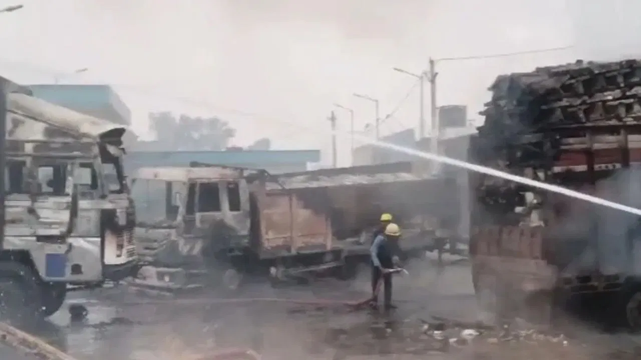 ভয়ংকৰ! CNG পৰিবাহী টেংকাৰ বিস্ফোৰিত হৈ ৪০খনতকৈ অধিক বাহনত জুই, ৬জনৰ মৃত্যু, আহত ৩০জন