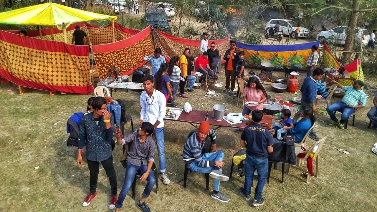 অতিৰিক্ত বোজাই কৰিব নোৱাৰিব বনভোজৰ বাহনত। বহু সময়ত বনভোজকাৰীৰ বাহনসমূহত অতিৰিক্ত লোক বিপজ্জনকভাৱে উঠি যোৱা পৰিলক্ষিত হয় ।
