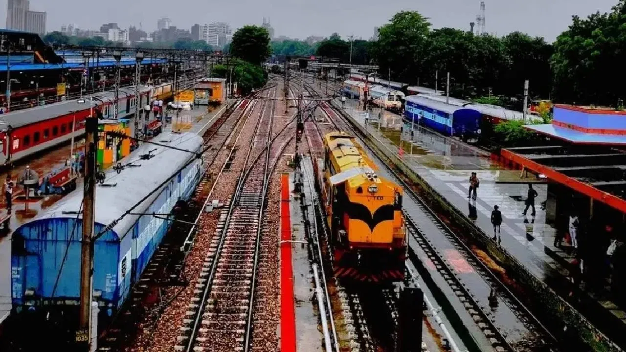 কৰোবালৈ যোৱাৰ পূৰ্বে চাওক ৰে’লৰ সময়, ডাঠ কুঁৱলী বাবে ৩ ঘণ্টা পলমকৈ চলিছে ৩০ খন ৰে’ল কৰোবালৈ যোৱাৰ পূৰ্বে চাওক ৰে’লৰ সময়, ডাঠ কুঁৱলী বাবে ৩ ঘণ্টা পলমকৈ চলিছে ৩০ খন ৰে’ল