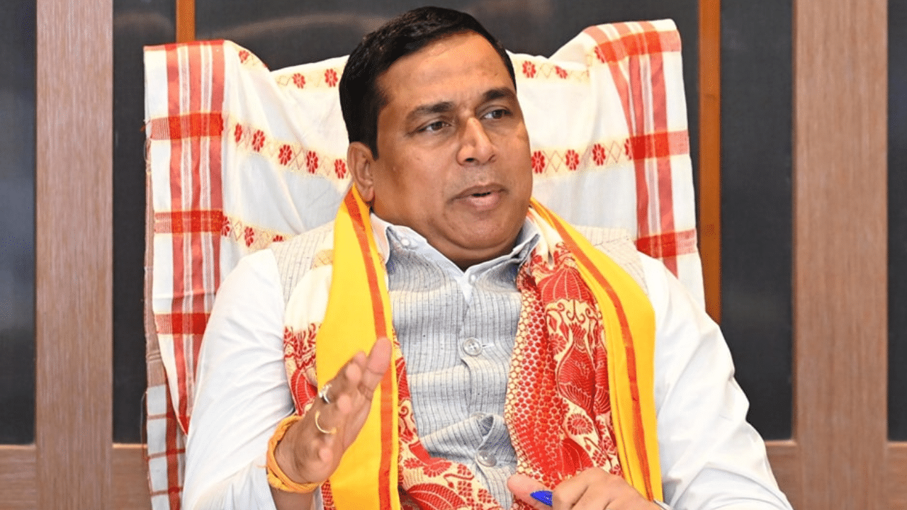 মন্ত্ৰী জয়ন্ত মল্ল বৰুৱাৰ পৰা কৰ্তন হল পৰ্যটন বিভাগ। এই বিভাগৰ দায়িত্ব নতুনকৈ অৰ্পন কৰা হয় ৰঞ্জিত দাসক। এতিয়াৰ পৰা জয়ন্ত মল্ল বৰুৱাৰ হাতত থাকিব জনস্বাস্থ্য অভিযান্ত্ৰিক বিভাগ, গৃহ নিৰ্মাণ আৰু নগৰ উন্নয়ন বিভাগ। লগতে ৰঞ্জিত কুমাৰ দাসৰ হাতত থাকিব পঞ্চায়ত আৰু গ্ৰাম্য উন্নয়ন বিভাগ, ন্যায়িক বিভাগ, পৰ্যটন বিভাগ, সাধাৰণ প্ৰশাসনিক বিভাগ।