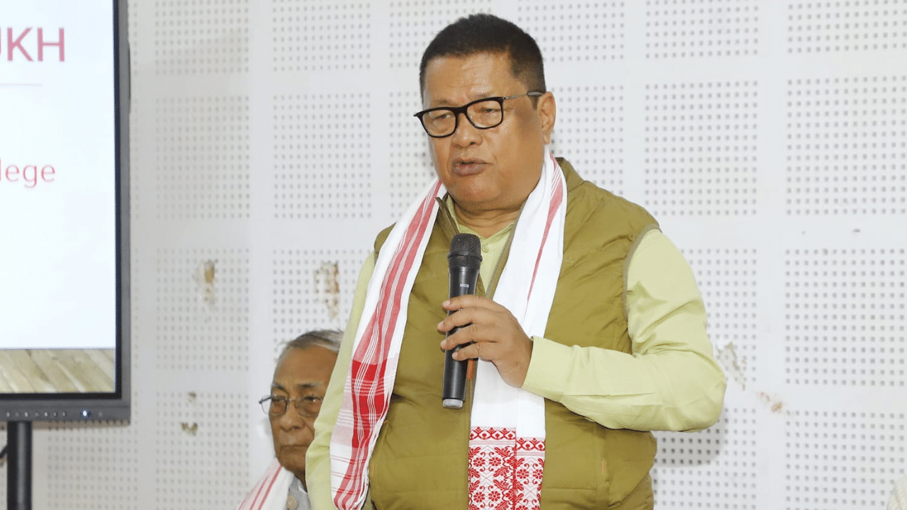 এই সমগ্ৰ ঘটনাৰাজিৰ পাছত আজি এই সন্দৰ্ভত মন্তব্য প্ৰদান কৰে শিক্ষামন্ত্ৰী ৰনোজ পেগুয়ে। তেওঁ কয় যে, প্ৰাৰ্থীসকলে চিন্তা কৰাৰ প্ৰয়োজন নাই। কিয়নো টেট পৰীক্ষাত গণিত বিষয়ৰ মাত্ৰ ১৫ নম্বৰৰহে প্ৰশ্ন থাকিব। এই সকলো প্ৰশ্ন দশম শ্ৰেণীৰ পৰ্যায়ৰ হ'ব। যদি স্নাতক আৰু স্নাতকোত্তৰ পৰ্যায়ৰ প্ৰাৰ্থীয়ে দশম শ্ৰেণীৰ পৰ্যায়ৰ গণিতৰ প্ৰশ্নক লৈ ভয় কৰে তেন্তে লৰা ছোৱালীক কেনেকৈ শিক্ষাদান কৰিব বুলি প্ৰশ্ন শিক্ষামন্ত্ৰীগৰাকীৰ।