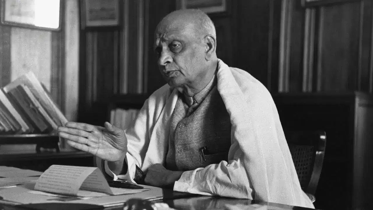 Sardar Patel Death Anniversary: কিয় কোৱা হয় ভাৰতৰ লৌহ মানৱ বুলি? কোনে দিছিল চৰ্দাৰ উপাধি? মৃত্যুবাৰ্ষিকীত বল্লভভাই পেটেলৰ মহান অৱদান সম্পৰ্কে জানক..