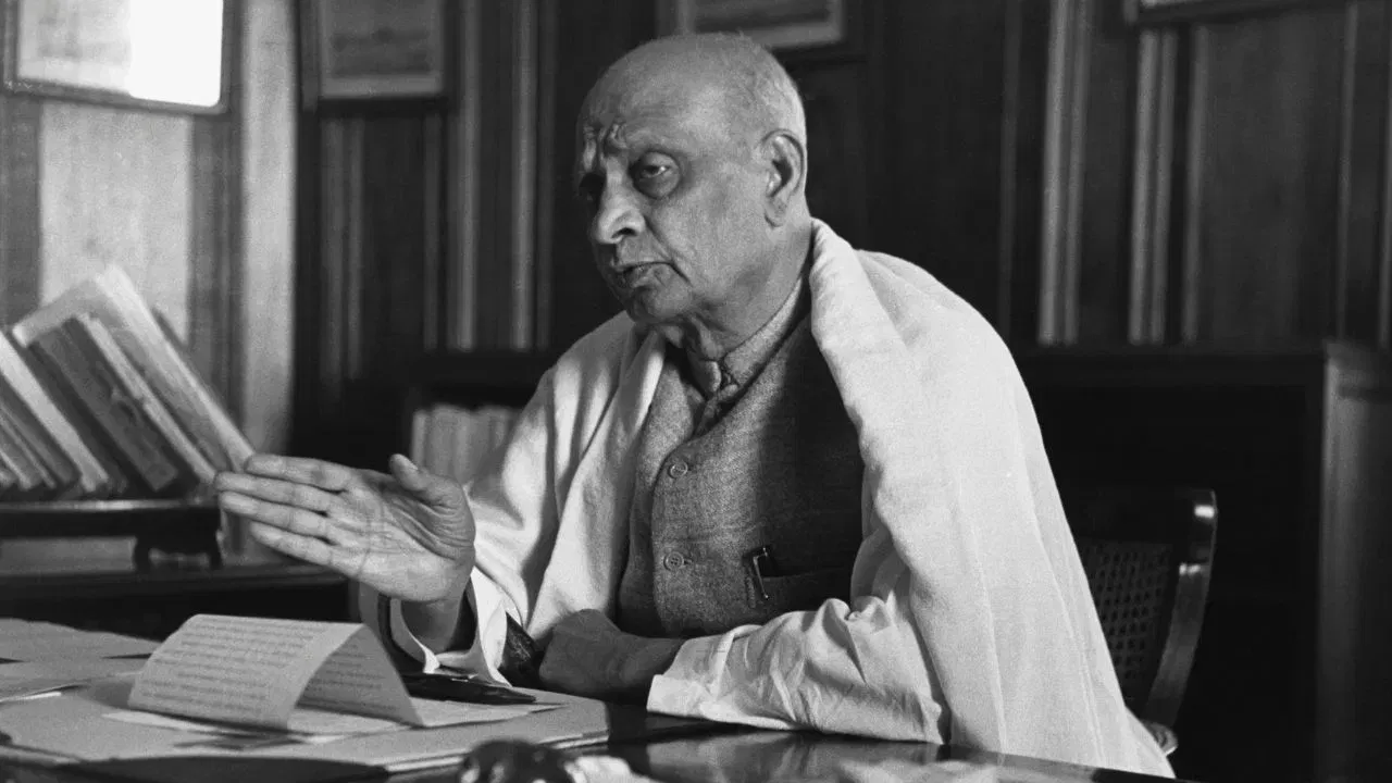 Sardar Patel Death Anniversary: কিয় কোৱা হয় ‘ভাৰতৰ লৌহ মানৱ’ বুলি? কোনে দিছিল চৰ্দাৰ উপাধি? মৃত্যুবাৰ্ষিকীত বল্লভভাই পেটেলৰ মহান অৱদান সম্পৰ্কে জানক.. Sardar Patel Death Anniversary: কিয় কোৱা হয় ‘ভাৰতৰ লৌহ মানৱ’ বুলি? কোনে দিছিল চৰ্দাৰ উপাধি? মৃত্যুবাৰ্ষিকীত বল্লভভাই পেটেলৰ মহান অৱদান সম্পৰ্কে জানক..