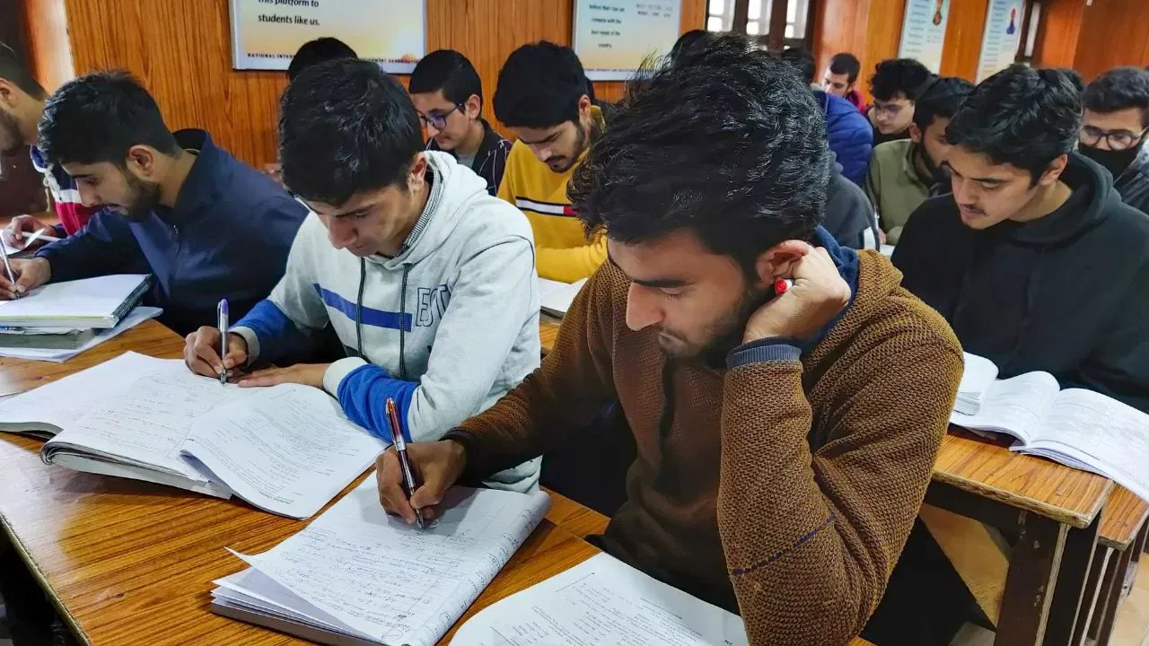 কেৱল ইমানেই নহয়, পৰীক্ষালৈ কেইটামান দিন বাকী থকা অৱস্থাত টেট পৰীক্ষাত এক নতুন পাঠ্যক্ৰম অন্তৰ্ভুক্ত কৰে। নতুন সিদ্ধান্ত অনুসৰি এইবাৰ টেটত থাকিব গণিতৰ প্ৰশ্ন। চৰকাৰৰ এই সিদ্ধান্তৰ পাছতেই সৰগ ভাগি পৰে পৰীক্ষাৰ্থীসকলৰ ওপৰত। কিয়নো ইমান দিনে তেওঁলোকে চলোৱা নাছিল গণিত বিষয়ৰ প্ৰস্তুতি।