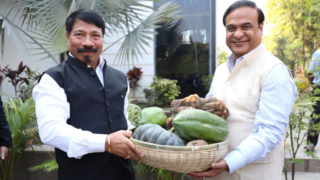 ইয়াৰ লগতে আজি ‘উৰুকা’ৰ উপলক্ষে মুখ্যমন্ত্ৰী হিমন্ত বিশ্ব শৰ্মাই অসমবাসীক ওলগ জনায় । তেওঁ কয় যে, আটাইকে ভোগালীৰ উৰুকাৰ শুভেচ্ছা জনালোঁ৷ জাতীয় জীৱনৰ চহকী অতীত পৰম্পৰা আৰু লোকাচাৰেৰে সমৃদ্ধ ভোগালীৰ উৰুকাত পিতৃ-মাতৃ, পৰিয়ালৰ সৈতে এসাঁজ খাবলৈ নাপাহৰিব৷ ব্যস্ত জীৱন সূচীত পিতৃ-মাতৃ তথা পৰিয়ালক যদি লগ পাবলৈ অসুবিধা হয়, অন্তত: তেখেতসকলৰ খবৰ ল'ব৷