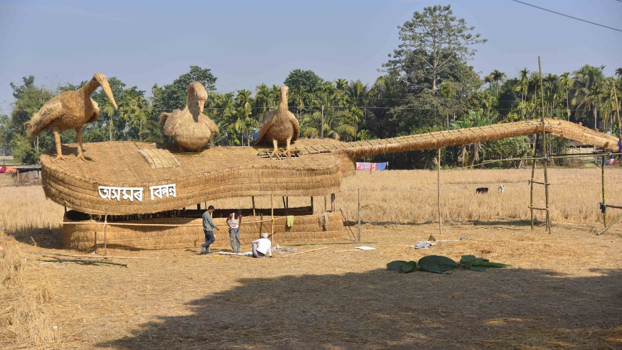 আজি উৰুকা । ‘ভোগালী বিহু’ৰ উপলক্ষে অসমৰ ৰাজ্যপাল লক্ষ্মণ প্ৰসাদ আচাৰ্য আৰু মুখ্যমন্ত্ৰী হিমন্ত বিশ্ব শৰ্মাই ৰাজ্যবাসীক ওলগ জনায়। এই উপলক্ষে ৰাজ্যপাল গৰাকীয়ে কয় যে, এই উৎসৱমুখৰ পৰিৱেশে জাতি, ধৰ্ম,বৰ্ণ আৰু ভাষাৰ সীমা অতিক্ৰম কৰি ঐক্য, ভাতৃত্ববোধ আৰু বন্ধুত্বৰ মনোভাৱ সুদৃঢ় কৰিছে ।
