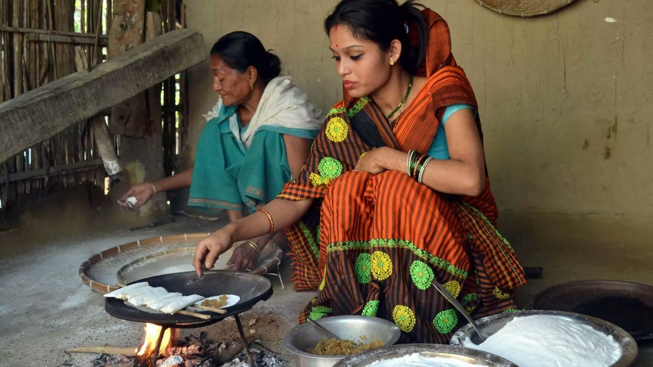 হেঁপাহৰ ভোগালীক আদৰিবলৈ ঢেকীৰ শব্দত ৰজনজনাইছে গাঁৱৰ চুবুৰী। মহিলাসকলে খুন্দিছে বিহুৰ বাবে জা-জলপান, চিৰা-সান্দহ ইত্যাদি। কিন্তু বৰ্তমান এই ছবি অতীতৰ হোৱাৰ পথত।