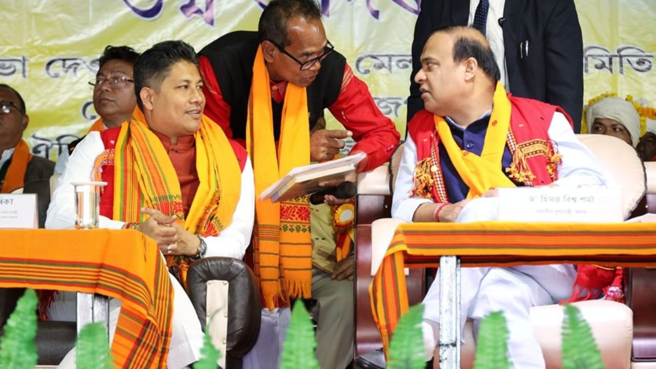 তিনিদিনীয়া কাৰ্যসূচীৰে অনুষ্ঠিত হ’ব গোভা দেওঁৰজাৰ জোনবিল মেলা। মেলাৰ প্ৰথম দিনাই ২২গৰাকী তিৱা ৰজাক ৰাজ ভাট্টা প্ৰদান কৰিব মুখ্যমন্ত্ৰী হিমন্ত বিশ্ব শৰ্মাই। (Image Credit: Social Media)
