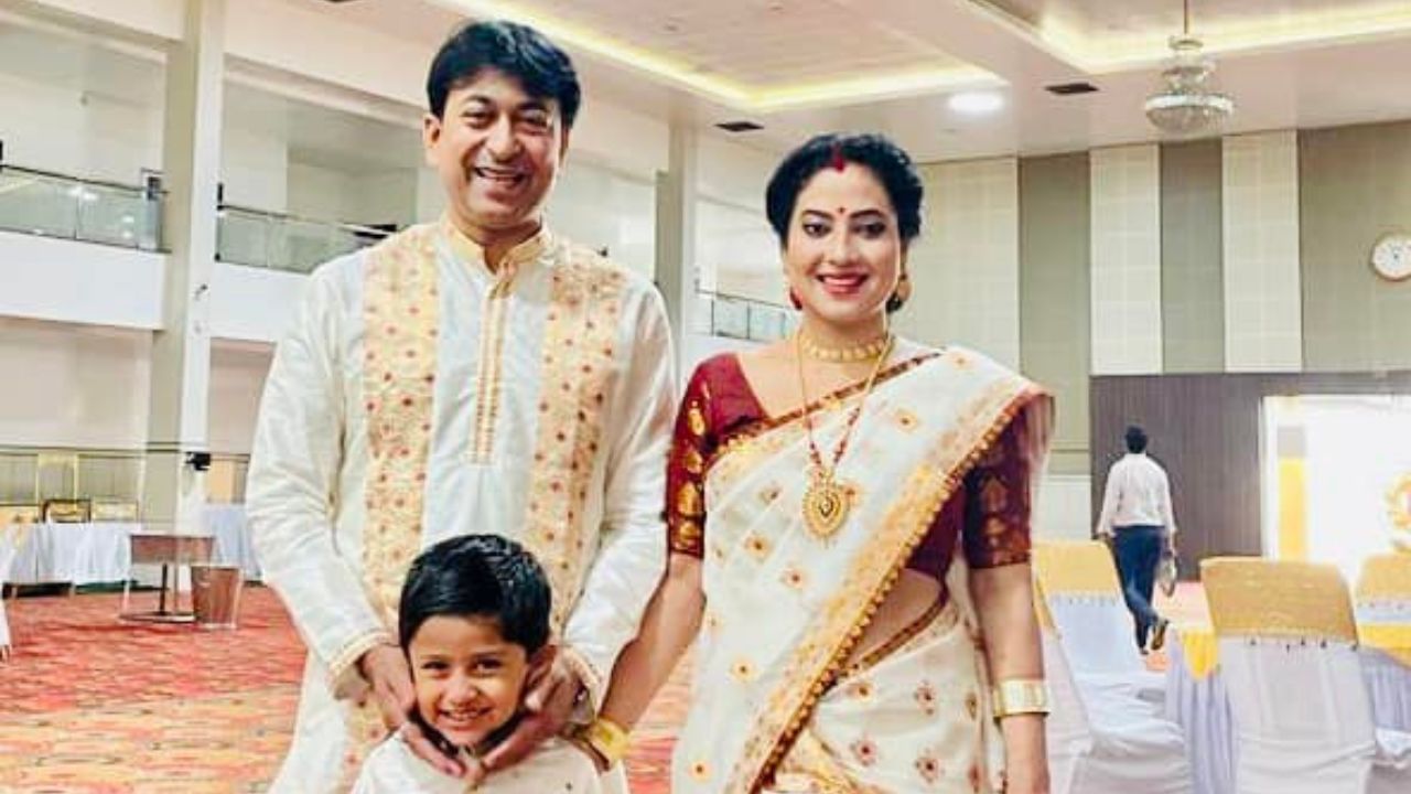চন্দনা শৰ্মা হৈছে কণ্ঠশিল্পী দিক্ষুৰ ভগ্নী। সৰুৰে পৰা অভিনেত্ৰীগৰাকীয়ে ঘৰত এটা সাংস্কৃতিক পৰিৱেশত ডাঙৰ হৈছে। (Image Credit source: Social Media)