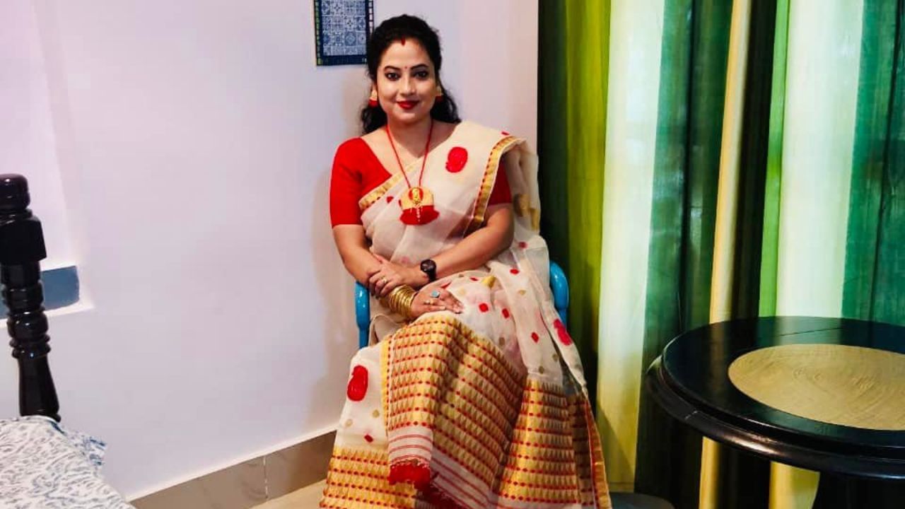 অসমীয়া ধাৰাবাহিকৰ লগতে বহু ছবি আৰু থিয়েটাৰৰ মঞ্চটো অভিনয় কৰিছে চন্দনাই। অভিনেত্ৰীগৰাকীৰ কথনশৈলী দৰ্শকে যথেষ্ঠ ভাল পায়। (Image Credit source: Social Media)