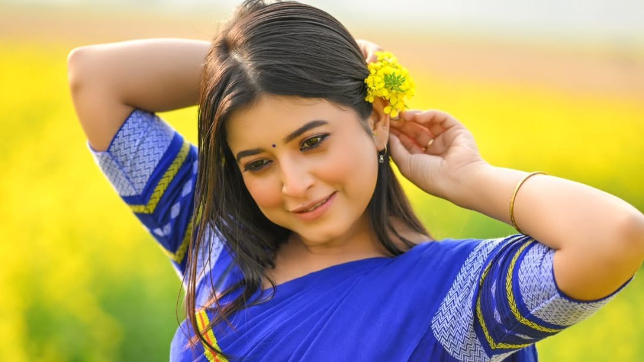 হাঁহিমুখীয়া দীপলিনা যুৱ প্ৰজন্মৰ মাজত অতি জনপ্ৰিয়। ছ'চিয়েল মিডিয়াতো দীপলিনাৰ আছে বহু অনুৰাগী। প্ৰায়ে কণ্ঠশিল্পীগৰাকীৰ ফটো বা ভিডিঅ' দিলে ভাইৰেল হৈ পৰে ছ'চিয়েল মিডিয়াত।