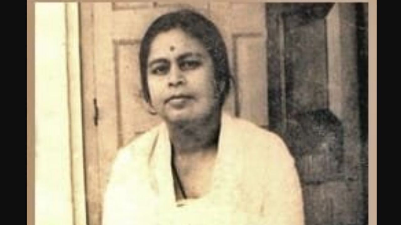 অসমৰ গ্ৰাম্য সমাজখনৰ এখন চিনাকি ছবি প্ৰতিফলিত হৈছিল দীপালী বৰঠাকুৰৰ গীতত ৷ তেওঁৰ ১৯৪১ চনৰ ৩০ জানুৱাৰী তাৰিখে শিৱসাগৰ জিলাৰ (বৰ্তমান চৰাইদেউ জিলা) সোণাৰিৰ নীলমনি বাগানত জন্ম হৈছিল। (Image Credit source: Social Media)