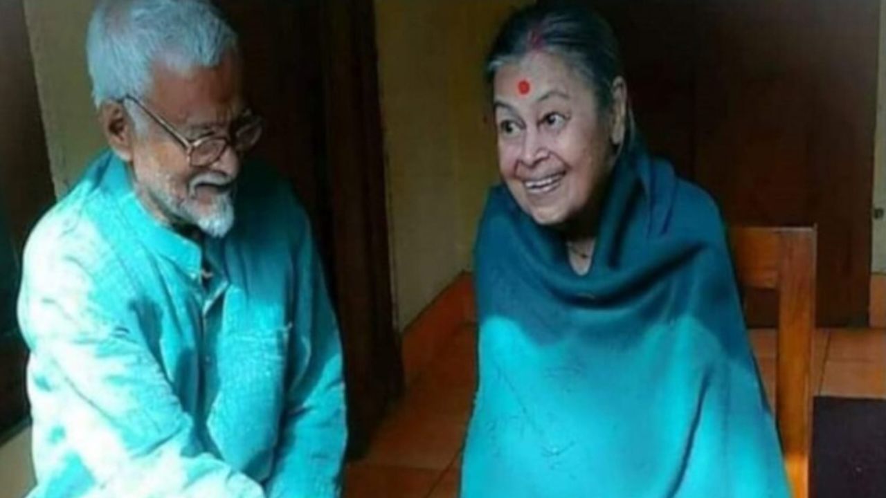 ১৯৪৭ চনত মইনামেলৰ যোগেদি তেওঁ প্ৰথম গায়িকা হিচাপে আত্মপ্ৰকাশ কৰে। শিৱসাগৰৰ প্ৰথিতযশা শিক্ষাবিদ আৰু শিল্পী পৰাগধৰ চলিহাই ৰচনা কৰা গীত-নৃত্য আৰু অভিনয়েৰে সমৃদ্ধ আলেখ্য ’চাৰি হেজাৰ বছৰৰ অসম’ত মুখ্য গায়িকা হিচাপে দীপালী বৰঠাকুৰৰ আছিল। ইয়াৰ পিছতে আকাশবাণী গুৱাহাটী কেন্দ্ৰৰ সঞ্চালক ড॰ এ এম নাটেশে তেওঁক আকাশবাণীৰ বাবে সংগীত পৰিবেশন কৰিবলৈ নিমন্ত্ৰণ জনায়। (Image Credit source: Social Media)