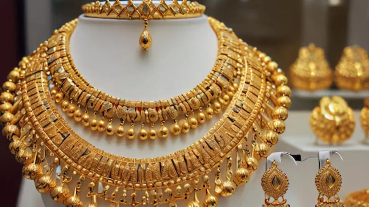 এইদৰে ১৮ কেৰেট সোণৰ দৰ প্ৰতি ১০ গ্ৰামত ৫৯,৭৩০ টকা, ২২ কেৰেট সোণৰ দৰ প্ৰতি ১০ গ্ৰামত ৭৩,০০০ টকা আৰু ২৪ কেৰেট সোণ প্ৰতি ১০ গ্ৰামত ৭৯,৬৪০ টকা দৰত গুৱাহাটীৰ বজাৰত উপলব্ধ হৈছে।