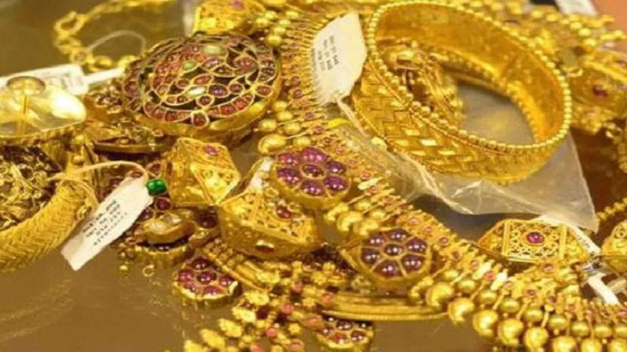 নতুন বৰ্ষটোৰ আৰম্ভণিৰ পৰা আজিপৰ্যন্ত গুৱাহাটীৰ বজাৰত প্ৰতিগ্ৰাম সোণত ২২ কেৰেটৰ ক্ষেত্ৰত প্ৰায় ১২০ টকাকৈ আৰু ২৪ কেৰেটৰ ক্ষেত্ৰত প্ৰায় ১৩১ টকাকৈ বৃদ্ধি পাইছে। এই তথ্য গুড ৰিটাৰ্ণছৰ তথ্যৰ আধাৰত প্ৰদান কৰা হৈছে।