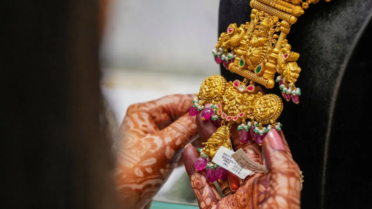 ৯ জানুৱাৰীত চেন্নাইত ২৪ কেৰেট সোণৰ দাম ৭৮,৮৩০//১০ গ্ৰাম টকা। একেদৰে ২২ কেৰেটৰ দাম ৭২,২৬০/১০ গ্ৰাম। আজি জানুৱাৰীত চেন্নাইত ৰূপৰ দাম ৯৯,৯০০ টকা/কিলোগ্ৰাম।