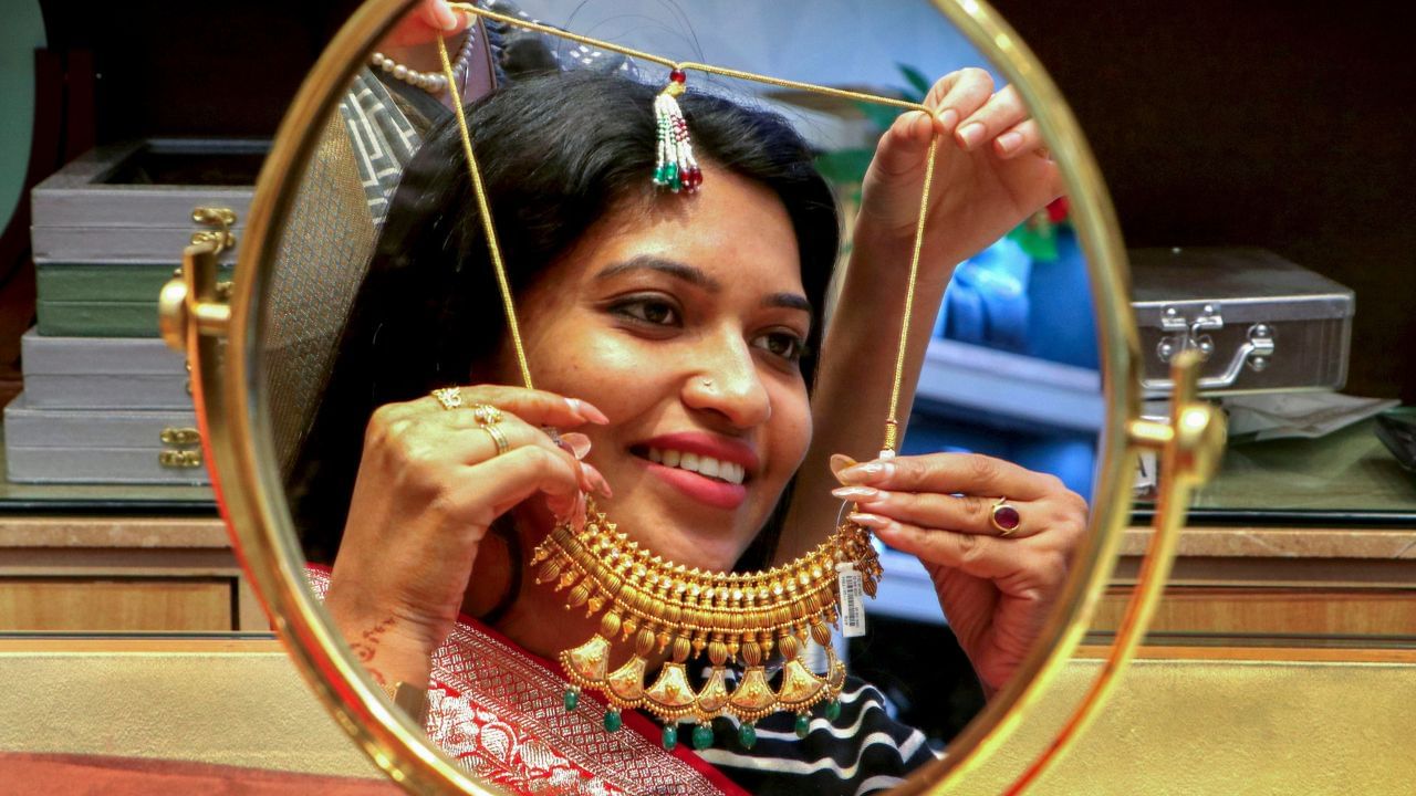 গুড ৰিটাৰ্ণছৰ তথ্য অনুসৰি, আজি গুৱাহাটীত ৰূপৰ মূল্য প্ৰতি গ্ৰামত ৯২.৫০ টকা আৰু প্ৰতি কিলোগ্ৰামত ৯২,৫০০ টকা। সোমবাৰৰ দিনটোত গুৱাহাটীত ৰূপৰ মূল্য আছিল প্ৰতি গ্ৰামত ৯৯ টকা আৰু প্ৰতি কিলোগ্ৰামত ৯৯,০০০ টকা।