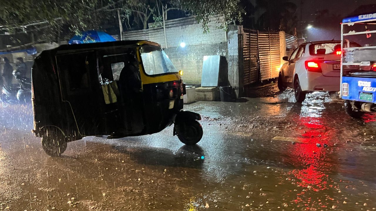 বতৰ বিজ্ঞানৰ তথ্যনুসৰি, আগন্তুক ৫ দিন ঘন কুঁৱলীয়ে আৱৰি থাকিব ৰাজ্য। আজি অসম, মেঘালয়, নাগালেণ্ড আৰু অৰুণাচল প্ৰদেশৰ বিভিন্ন স্থানত পাতলৰ পৰা মধ্যমীয়া বৰষুণ হোৱাৰ সম্ভাৱনা আছে। মণিপুৰ, মিজোৰাম আৰু ত্ৰিপুৰাত বতৰৰ কোনো সাল-সলনি নহয়।
