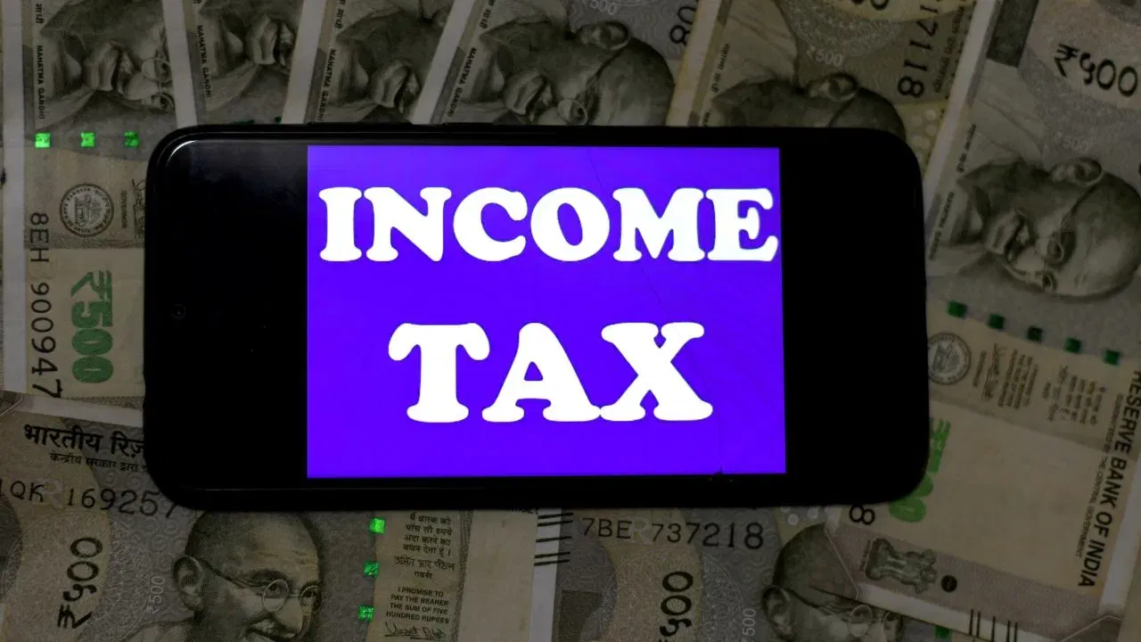 Income Tax: বাজেটত হ’ব ডাঙৰ পৰিৱৰ্তন, চৰকাৰে সম্পূৰ্ণৰূপে আঁতৰাব নেকি পুৰণি কৰ ব্যৱস্থা?