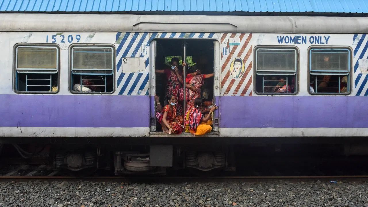 কেতিয়াবা ৰে’লত অতিমাত্ৰা ভিৰ হোৱা দেখা যায়। বহু সময়ত পুৰুষ যাত্ৰীসকলেও আসন লাভ নকৰাৰ বাবে বা থিয় হ’বলৈ ঠাই নোহোৱাৰ বাবে শেষ মুহূৰ্তত মহিলাৰ বাবে সংৰক্ষিত কোঠালৈ যোৱা দেখা যায়। এনে কৰা উচিত নহয়, ইয়াৰ বাবে যাত্ৰীগৰাকীৰ জৰিমনাও হ’ব পাৰে।