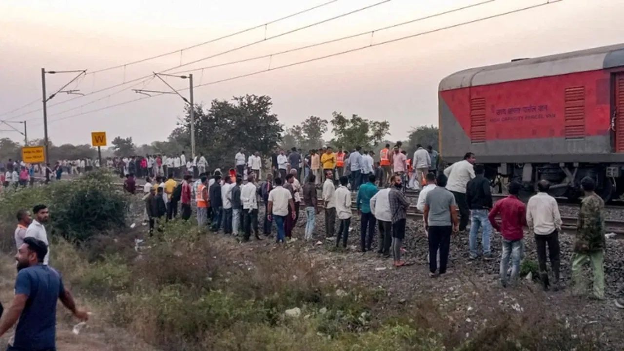 জলগাঁও ৰে’ল দুৰ্ঘটনাৰ আঁৰত দুই চাহ বিক্ৰেতাৰ উৰাবাতৰি! কাঢ়ি নিলে ১৩ জনৰ জীৱন জলগাঁও ৰে’ল দুৰ্ঘটনাৰ আঁৰত দুই চাহ বিক্ৰেতাৰ উৰাবাতৰি! কাঢ়ি নিলে ১৩ জনৰ জীৱন