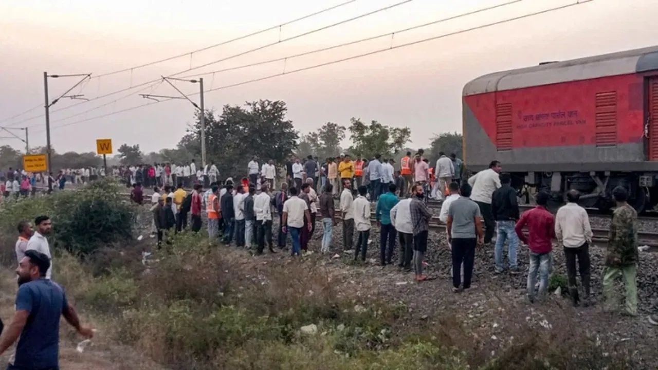 জলগাঁও ৰে’ল দুৰ্ঘটনাৰ আঁৰত দুই চাহ বিক্ৰেতাৰ উৰাবাতৰি! কাঢ়ি নিলে ১৩ জনৰ জীৱন