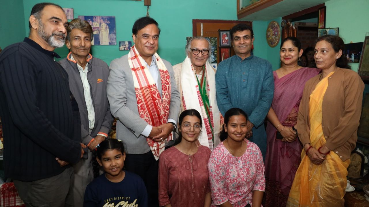আজি সত্রীয়া সংস্কৃতিৰ সাধক, নৃত্যাচাৰ্য যতীন গোস্বামীৰ বাসগৃহত উপস্থিত হয় মুখ্যমন্ত্ৰী। 'পদ্মভূষণ' সন্মানৰ বাবে বিবেচিত হোৱাৰ বাবে অভিনন্দন জনাই মুখ্যমন্ত্ৰী হিমন্ত বিশ্ব শৰ্মাই।