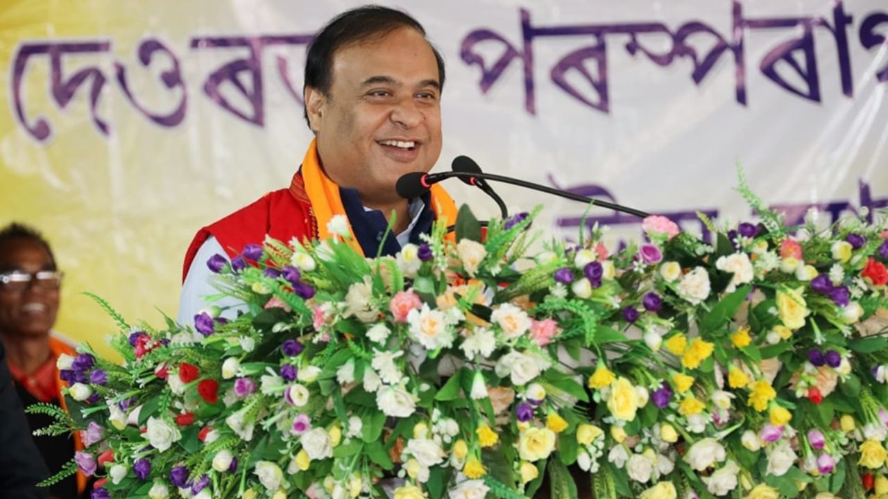 বিজেপি নেতৃত্বাধীন চৰকাৰে মধ্য অসমৰ তিৱা ৰজাসকলৰ ৰজাদিনীয়া সংস্কৃতি জীয়াই ৰখাৰ বাবে প্ৰতি বছৰে তিৱা ৰজাসকলক এককালীন ৰাজভাট্টা প্রদান কৰি আহিছে। (Image Credit: Social Media)