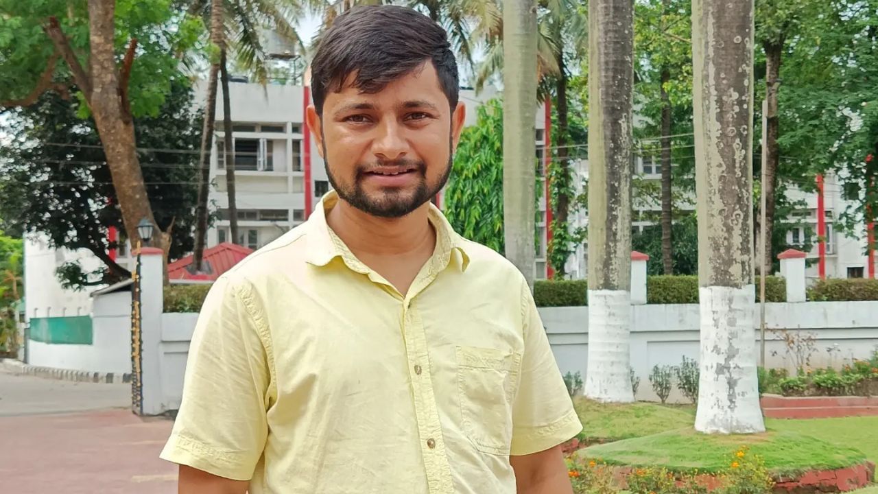 বহু চেষ্টা কৰিও গাড়ীখনৰ পৰা ওলাই আহিব পৰা নাছিল চন্দন। বন্ধুবৰ্গৰ মতে অতি মৃদুভাষী,সহজ সৰল আৰু সকলোৰে লগত হাঁহি ধেমালি কৰি থকা আছিল চন্দন। হাঁহিমুখে মৃত্যুৰ পূৰ্বে সামাজিক মাধ্যমত আপলোড কৰিছিল ফটো। কিন্তু নিয়তিৰ নিষ্ঠুৰ পৰিহাস!