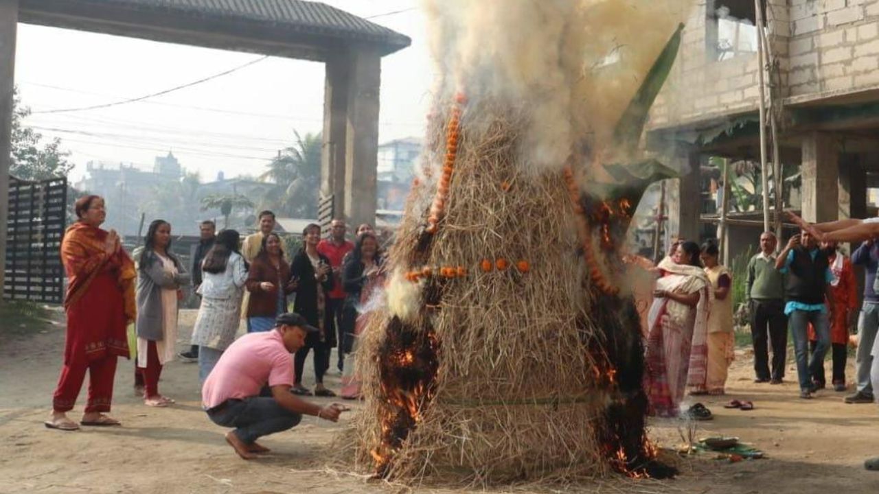 মেজিৰ জুই জ্বলি উঠিলে মন্ত্ৰ মাটি মাহ, মগু, পিঠা, চাউল, ঘিঁউ আদি দি অগ্নিক সেৱা কৰে। মেজি পোৰাৰ শেষত তাৰ ছাঁইৰে সকলোৱে ফোঁট লয়। অৱশ্যে নৰাৰ সুবিধা নথকা ঠাইত কাঠ-বাঁহ আদিৰেই মেজি বনায়।