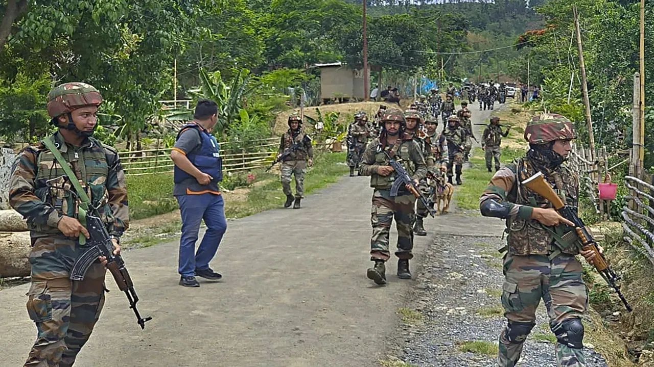 পুনৰ উত্তপ্ত মণিপুৰঃ আৰক্ষী অধীক্ষকৰ কাৰ্যালয়তে আক্ৰমণ উত্তেজিত লোকৰ