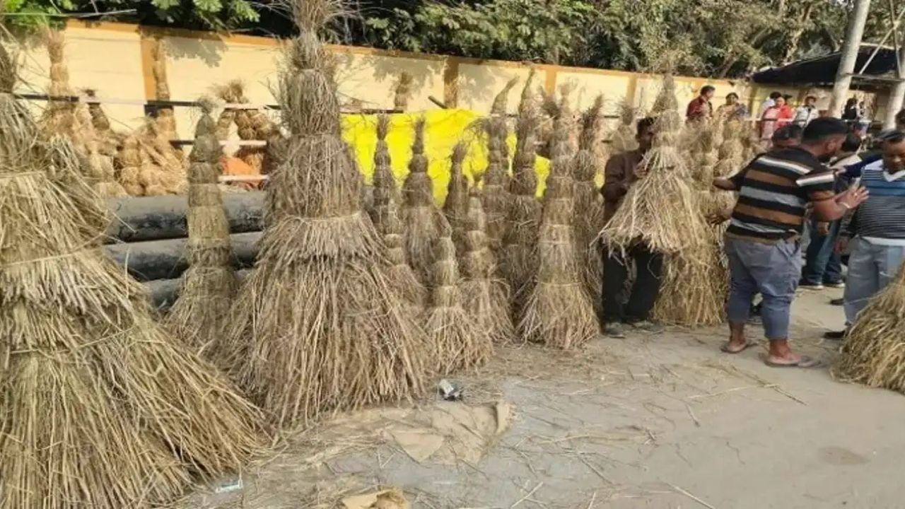 ভোগালী বিহুৰ অন্যতম অংগ ভেলাঘৰ আৰু মেজি। কিন্তু বহুলোকে ব্যস্ততাৰ বাবে বা ঠাই নোহোৱাৰ বাবে বজাৰত উপলব্ধ মেজি কিনি আনি পৰম্পৰা ৰক্ষা কৰে। আজিকালি দেশ-বিদেশৰ বিভিন্ন কীৰ্তিস্তম্ভ, স্মৃতি বিজড়িত ঘৰ, মঠ-মন্দিৰৰ আৰ্হি ইত্যাদিৰ শৈলীৰে ভেলাঘৰ নিৰ্মাণ কৰা দেখা যায়।