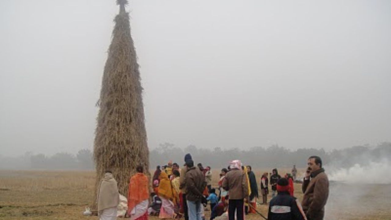 গাঁৱে-ভূঞে আকৰ্ষণীয় মেজি সাজিবলৈ চলিছে অঘোষিত প্ৰতিযোগিতা। মেজি জ্বলাই আজি অসমীয়াই আদৰিলে হেঁপাহৰ ভোগালীক। অসমীয়া ৰাইজে মাঘ বিহুৰ দিনা পুৱাতেই মেজিত অগ্নিসংযাগ কৰে ৷ চাউল, তামোল-পাণ, মাহজাতীয় শস্য, ঘিউ আৰু পিঠাৰ নৈবদ্য দি সূৰ্য-দেৱতা আৰু অগ্নি দেৱতাক সেৱা জনায়।