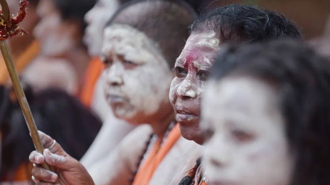 পুৰুষ নাগা সাধুৰ চুলি দীঘল। মহিলাৰ ক্ষেত্ৰত পিণ্ডদানৰ পিছত চুলি কাটিব লাগে। পুৰুষ নাগা সন্ন্যাসীয়ে উলংগ হৈ ঘূৰি ফুৰে। মহিলা নাগা সন্ন্যাসীয়ে তেনেকুৱা কৰিব নোৱাৰে। কাপোৰ পিন্ধে। কিন্তু কোনো চিলাই কৰা কাপোৰ পিন্ধা দেখা নাযায়। (Photo-Getty Image)