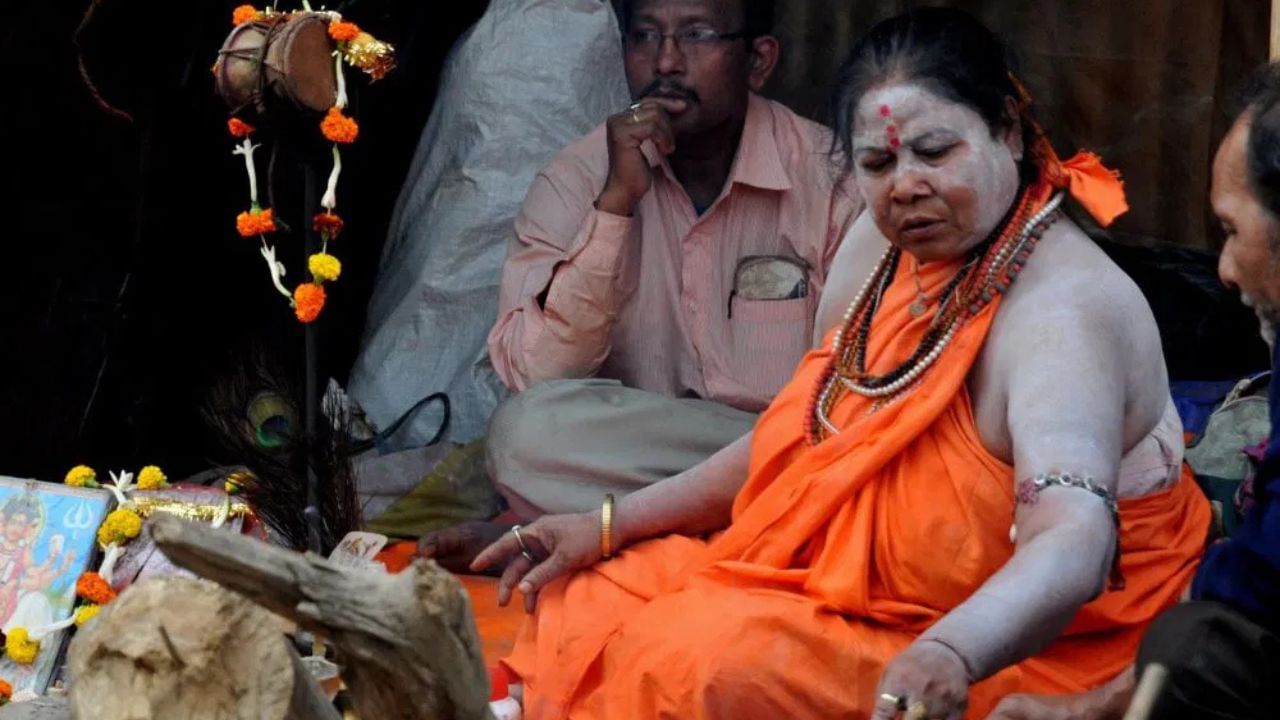 মহিলা নাগা সাধু হ’বলৈ যোগ্যতা অৰ্জন কৰাৰ বাবে পৰ্যায় ক্ৰমে ধৈৰ্য পৰীক্ষাত অৱতীৰ্ণ হ'ব লগা হয়। নাগা সাধু হ’ব বিচৰা নাৰীয়ে জীৱিত অৱস্থাতে পিণ্ডদান কৰিব লাগে। এই কাম কুম্ভ বা মহা কুম্ভৰ সময়ত গোপনে কৰা হয় বুলি ধৰ্মীয় বিশ্বাস আছে।(Photo-Getty Image)