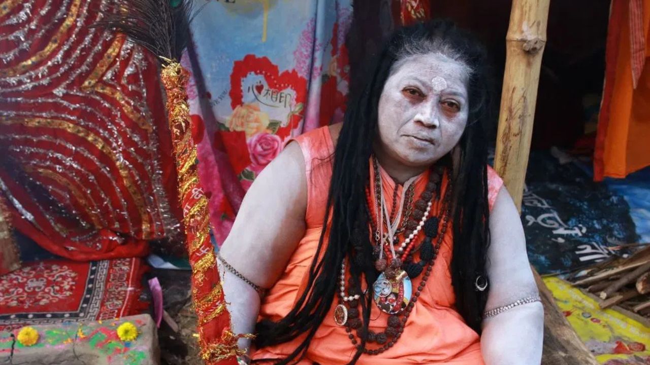 পুৰুষ হওক বা মহিলা হওক নাগা সাধু হোৱাটো সহজ নহয়। এগৰাকী নাৰী নাগা সাধু হোৱাৰ বাবে বহু কথাই তেওঁক পুৰুষৰ পৰা পৃথক কৰে। নাগা সাধু হ’ব বিচৰা মহিলাগৰাকীয়ে প্ৰথমে ৬-১২ বছৰলৈকে ব্ৰহ্মচাৰী জীৱন পালন কৰিব লাগিব। যদি ইয়াক জয় কৰিব পাৰে তেন্তে সেই মহিলাগৰাকী নাগা সাধু হ’ব পাৰে।(Photo-Getty Image)