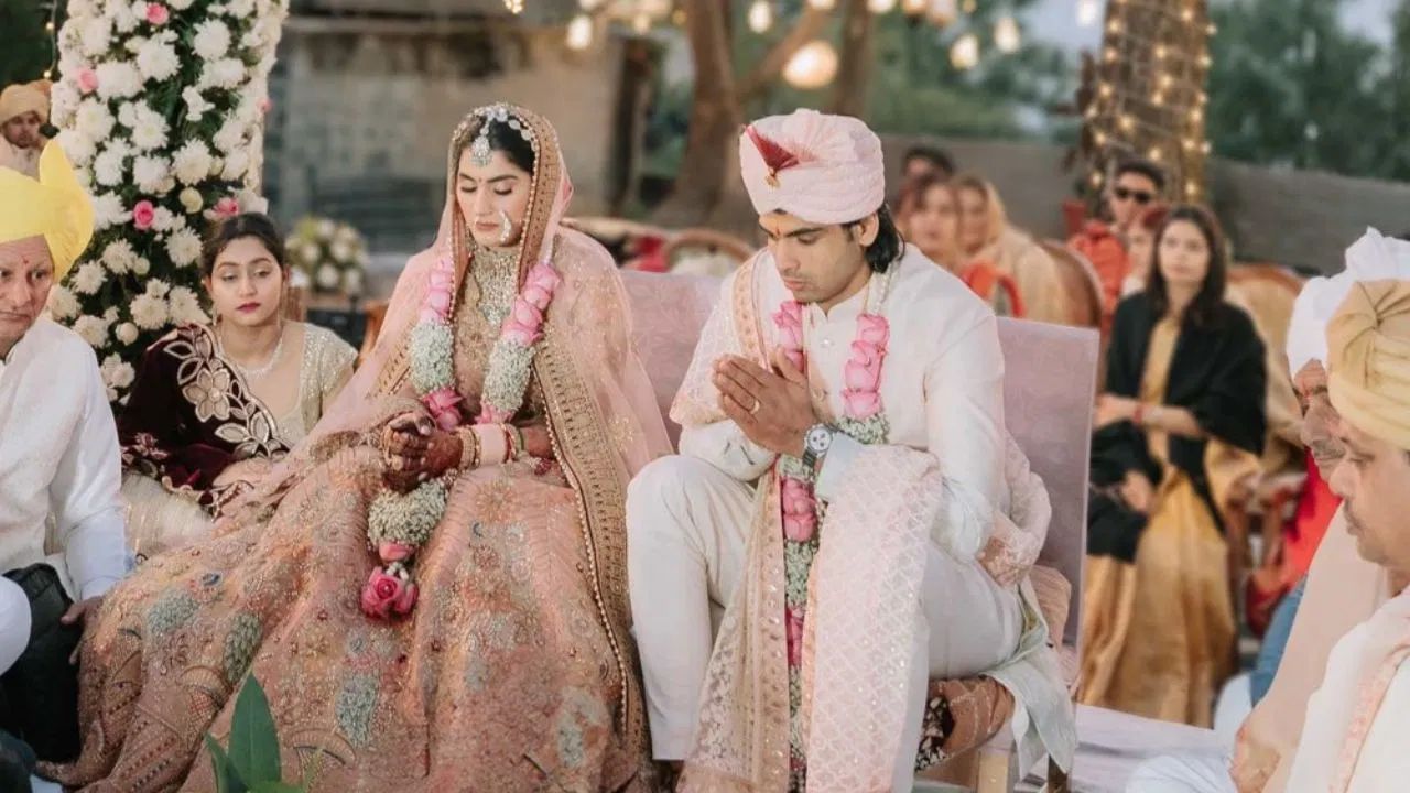 নীৰজৰ জীৱনসংগী হিমানী কোন জানেনে? নিজৰ প্ৰদৰ্শনেৰে নীৰজতকৈ পূৰ্বেই আহিছিল চৰ্চালৈ নীৰজৰ জীৱনসংগী হিমানী কোন জানেনে? নিজৰ প্ৰদৰ্শনেৰে নীৰজতকৈ পূৰ্বেই আহিছিল চৰ্চালৈ