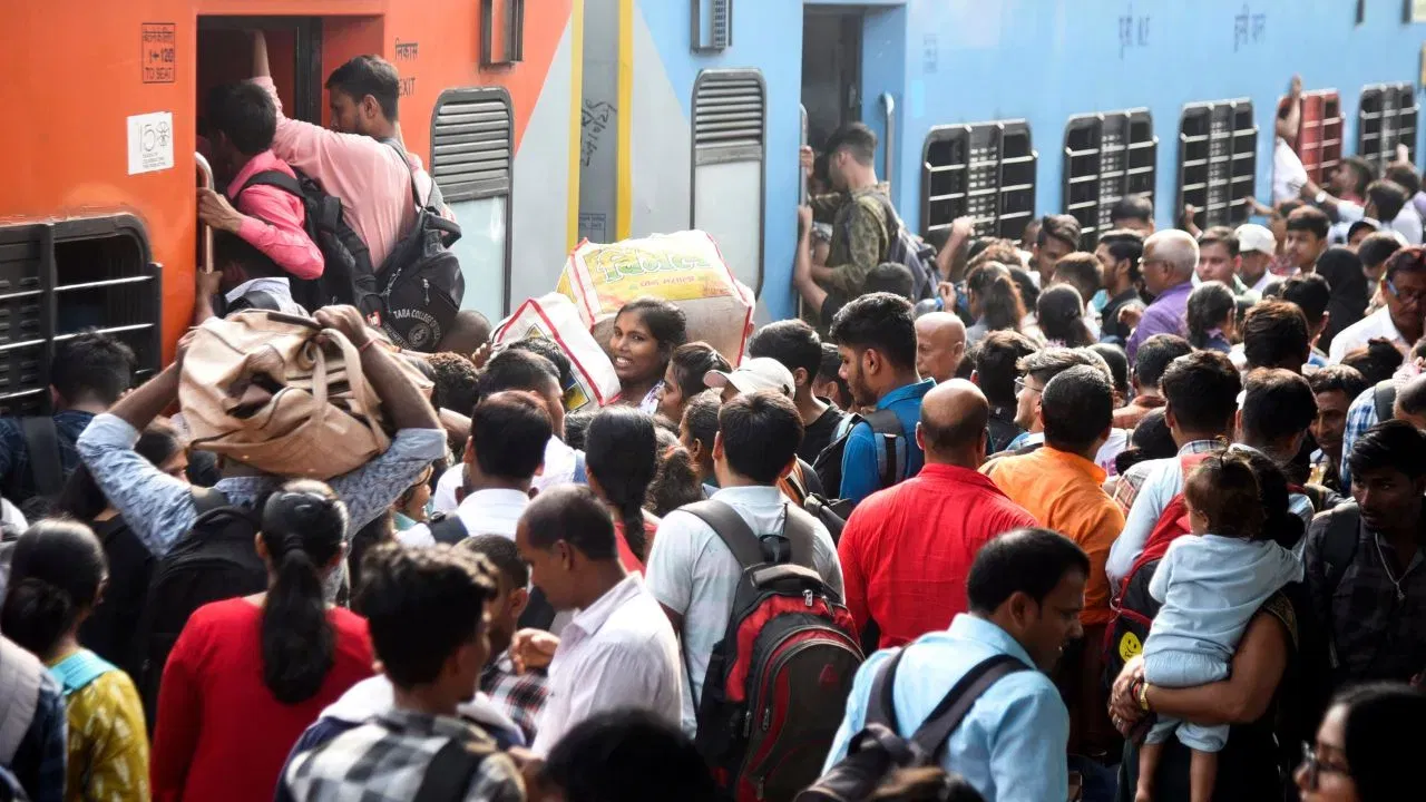 নামটোৰ দৰে এই ৰে'লখন প্ৰবাসী ভাৰতীয়ৰ বাবে মুকলি কৰা হৈছে। এই ৰে'লৰ দ্বাৰা ১৫ দিনীয়া তীৰ্থযাত্ৰাত ১৫০ গৰাকী প্ৰবাসী ভাৰতীয়ক লৈ যোৱা হ’ব।ইয়াৰ দায়িত্ব লৈছে ভাৰতীয় ৰে'লৱেই। ৰে'লযোগে সমগ্ৰ দেশ ভ্ৰমণ কৰিবলৈ এটকাও খৰচ কৰিব নালাগে। সকলো খৰচ চৰকাৰে বহন কৰিব।