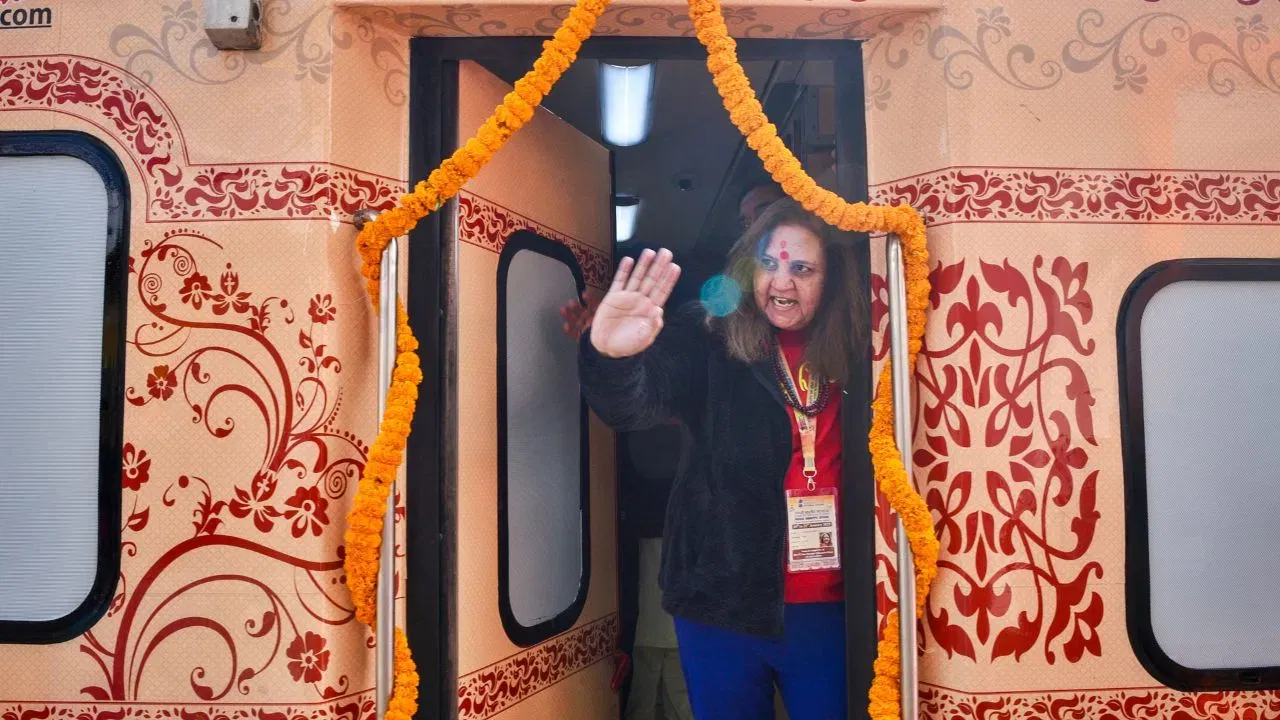ইয়াৰ মাজতে আজি আপোনাৰ বাবে আছে এক ভাল খবৰ। কিয়নো আপুনি এতিয়া ৰে'লৰ যোগেদি কৰিব পাৰে তীৰ্থযাত্ৰা। এই যাত্ৰাৰ বাবে আপোনাৰ এটকাও খৰচ নহয়। এই সমগ্ৰ খৰচ বহন কৰিব চৰকাৰে।