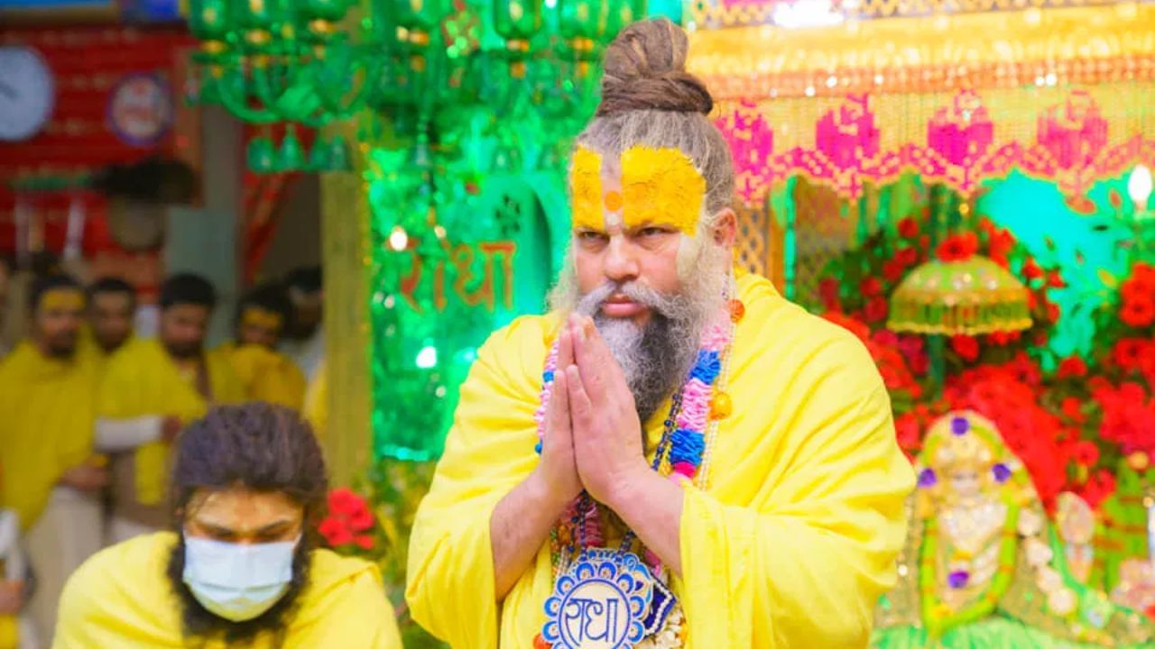 বহু পুৰুষৰ চুলি আৰু দাড়ি দীঘল। এনে হ’ব লাগেনে বুলি কৰা আন এক প্ৰশ্নৰ উত্তৰত প্ৰেমানন্দ মহাৰাজে কয় যে পৰিয়ালত বাস কৰা, পৰিয়ালৰ সৈতে বাস কৰা সকলৰ দীঘল চুলি আৰু দাড়ি থকাটো উচিত নহয়।